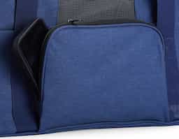 Bolsa para transporte de pets, confeccionada em tecido Oxford com compartimento frontal e bolsos laterais. Seu tapete dupla face, com uma camada aveludada, foi projetado para proporcionar o máximo conforto ao pet. Equipada com telas respiráveis em nylon, esta bolsa apresenta aberturas completas nas laterais e uma abertura superior, permitindo uma experiência de transporte arejada, com entrada e saída prática para o pet. As alças de mão, estrategicamente equipadas com suporte para junção, garantem conforto durante o transporte manual, enquanto a alça transversal proporciona um transporte ergonômico com distribuição mais eficiente do peso.