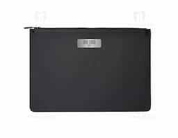 A pasta envelope bidins combina funcionalidade com estilo. Equipada com fecho de zíper e detalhe de couro sintético na parte superior, oferece segurança e um toque de elegância. Ideal para organizar documentos e acessórios com praticidade e sofisticação.