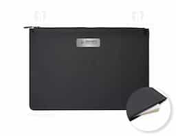 A pasta envelope bidins combina funcionalidade com estilo. Equipada com fecho de zíper e detalhe de couro sintético na parte superior, oferece segurança e um toque de elegância. Ideal para organizar documentos e acessórios com praticidade e sofisticação.