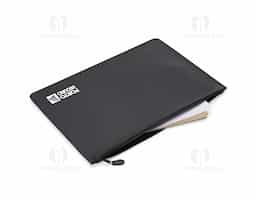 A pasta envelope bidins combina funcionalidade com estilo. Equipada com fecho de zíper e detalhe de couro sintético na parte superior, oferece segurança e um toque de elegância. Ideal para organizar documentos e acessórios com praticidade e sofisticação.