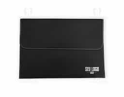 A pasta envelope em couro sintético combina praticidade e elegância. Equipada com um botão de lacre, é ideal para organizar documentos com segurança e estilo discreto