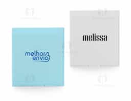 Espelho plástico de alta qualidade, com superfície lisa em ambos os lados. Perfeito para uso diário, oferece praticidade e clareza na reflexão