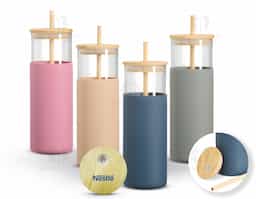 Copo de vidro borossilicato com capacidade de 500ml. Inclui canudo e tampa de bambu com abertura para canudo, além de uma luva de silicone para melhor aderência.