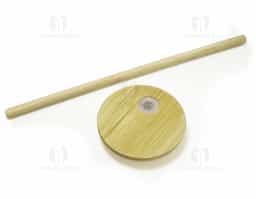 Copo de vidro borossilicato com capacidade de 500ml. Inclui canudo e tampa de bambu com abertura para canudo, além de uma luva de silicone para melhor aderência.