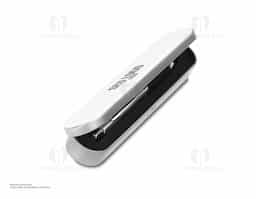 Estojo para uma caneta confeccionado em metal, com acabamento elegante que valoriza a apresentação do produto. Possui interior revestido em EVA preto, material macio que auxilia na proteção e no encaixe seguro da caneta, evitando riscos e deslocamentos. Compacto e resistente, é ideal para armazenar, transportar e apresentar canetas com mais sofisticação. Seu design discreto e profissional torna o estojo uma excelente opção para compor kits corporativos, ações promocionais, brindes institucionais ou presentes personalizados, agregando valor à marca e proporcionando uma apresentação mais refinada ao produto.