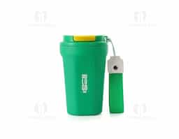 Copo térmico de inox 350ml com parede dupla, parte inferior com borracha antideslizante, tampa plástica rosqueável com abertura de bocal e alça de nylon para transporte com detalhe em couro sintético.