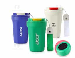Copo térmico de inox 350ml com parede dupla, parte inferior com borracha antideslizante, tampa plástica rosqueável com abertura de bocal e alça de nylon para transporte com detalhe em couro sintético.