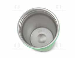 Copo térmico de inox 350ml com parede dupla, parte inferior com borracha antideslizante, tampa plástica rosqueável com abertura de bocal e alça de nylon para transporte com detalhe em couro sintético.