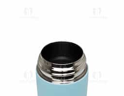 Garrafa térmica de 350ml feita em aço inoxidável 304. Possui compartimento separado com infusor integrado e botão na parte superior da tampa para acionar a liberação do líquido para o compartimento.