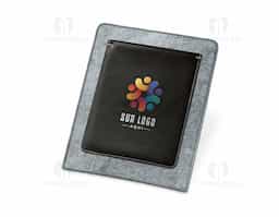 Bolsa para tablet de 10.1'' em feltro e c. sintético com interior forrado e bolso exterior. Fecho de velcro. 210 x 275 x 7 mm | Bolso: 160 x 210 mm