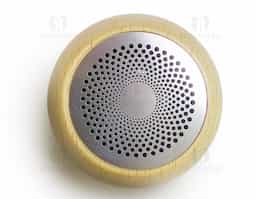 Caixa de som bluetooth TWS produzida em madeira e inox, o equilíbrio perfeito entre design elegante, materiais naturais e som de alta qualidade. A tecnologia TWS permite sincronizar duas caixas de som em uma, criando uma experiência imersiva com qualidade sonora e potência excepcionais. Acompanha cabo USB Tipo-C.