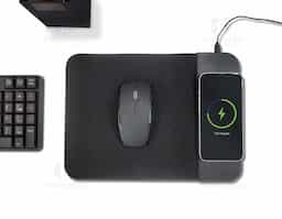 Mouse pad com carregamento via indução. Feito em neoprene com verso emborrachado antideslizante, este mouse pad oferece estabilidade e mais praticidade no dia a dia, graças à sua base plástica com carregamento por indução. Acompanha cabo USB V8.