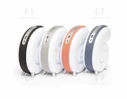 Caixa de som multimídia TWS formato concha com luminária RGB. Qualidade sonora e conectividade total: compatível com bluetooth, rádio FM, cartão TF (MicroSD) e pen drive. Iluminação relaxante e dinâmica, são 7 modos de iluminação RGB com uma vasta gama de movimentos e tonalidades. Sua tecnologia TWS permite sincronizar duas caixas de som em uma, criando uma experiência imersiva compotência excepcional. Fabricada em plástico ABS e PC, seu design exclusivo possui uma faixa de poliéster e pés antideslizantes para maior estabilidade em qualquer superfície. Acompanha cabo USB Tipo-C.