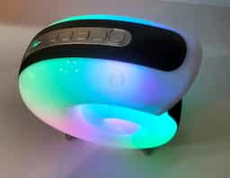 Caixa de som multimídia TWS formato concha com luminária RGB. Qualidade sonora e conectividade total: compatível com bluetooth, rádio FM, cartão TF (MicroSD) e pen drive. Iluminação relaxante e dinâmica, são 7 modos de iluminação RGB com uma vasta gama de movimentos e tonalidades. Sua tecnologia TWS permite sincronizar duas caixas de som em uma, criando uma experiência imersiva compotência excepcional. Fabricada em plástico ABS e PC, seu design exclusivo possui uma faixa de poliéster e pés antideslizantes para maior estabilidade em qualquer superfície. Acompanha cabo USB Tipo-C.
