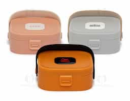 Porta-joias com espelho, feito de plástico resistente, com alça de couro sintético e berço de silicone removível para organização prática e segura de suas joias. Ideal para quem valoriza funcionalidade e estilo na hora de guardar seus acessórios preciosos.