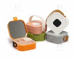 Porta-joias com espelho, feito de plástico resistente, com alça de couro sintético e berço de silicone removível para organização prática e segura de suas joias. Ideal para quem valoriza funcionalidade e estilo na hora de guardar seus acessórios preciosos.