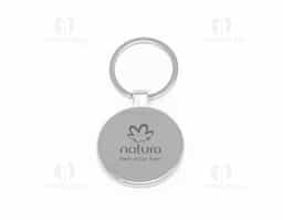 Chaveiro redondo de metal, destacando-se pela frente adornada com detalhe em bambu natural e verso liso. Combina funcionalidade e um toque de elegância natural, perfeito para quem aprecia acessórios simples e sofisticados ao mesmo tempo.