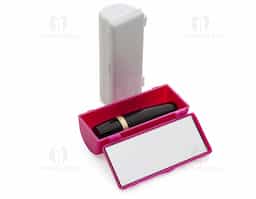 O porta batom plástico inclui um prático espelho, tornando-o ideal para retoques rápidos em qualquer lugar. Compacto e funcional, é perfeito para manter seus batons organizados e acessíveis.