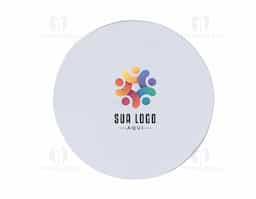 O mouse pad circular de neoprene possui parte inferior emborrachada antideslizante, garantindo estabilidade durante o uso. Ideal para proporcionar conforto e precisão ao utilizar o mouse, além de ser durável e fácil de limpar.