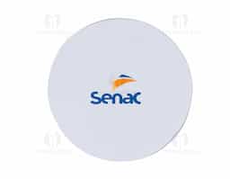 O mouse pad circular de neoprene possui parte inferior emborrachada antideslizante, garantindo estabilidade durante o uso. Ideal para proporcionar conforto e precisão ao utilizar o mouse, além de ser durável e fácil de limpar.
