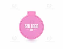 O espelho plástico é simples e funcional, sem aumento, com superfície lisa em ambos os lados. Perfeito para uso diário, é leve e fácil de transportar, ideal para retoques rápidos e cuidados pessoais.