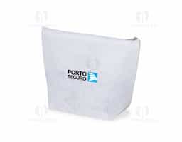 A nécessaire sublimática em tecido PET combina sustentabilidade e versatilidade. Feita a partir de material reciclado, é leve e resistente, ideal para transportar itens de higiene pessoal de forma prática e consciente.