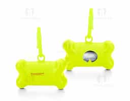Kit saquinho coletor em formato de osso. Produzido em material plástico, o kit possui abertura lateral para encaixe do rolo e parte frontal vazada com dente plástico, permitindo puxar e destacar os saquinhos. Acompanha mosquetão e rolo de saquinhos.