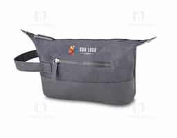 Necessaire de nylon com detalhes em couro sintético. Possui alça lateral, pequenas abas nas laterais com botões para ajuste, compartimento principal superior e um pequeno compartimento frontal, zíperes acompanham puxador em couro sintético.