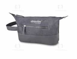 Necessaire de nylon com detalhes em couro sintético. Possui alça lateral, pequenas abas nas laterais com botões para ajuste, compartimento principal superior e um pequeno compartimento frontal, zíperes acompanham puxador em couro sintético.