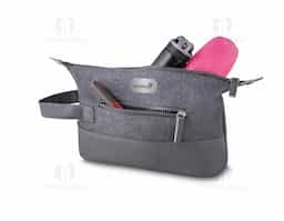 Necessaire de nylon com detalhes em couro sintético. Possui alça lateral, pequenas abas nas laterais com botões para ajuste, compartimento principal superior e um pequeno compartimento frontal, zíperes acompanham puxador em couro sintético.