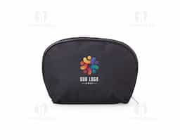 Nécessaire confeccionada em nylon resistente à água, ideal para proteger itens pessoais contra respingos e umidade do dia a dia. Com design compacto e funcional, possui compartimento interno com revestimento emborrachado, que facilita a limpeza e oferece maior proteção aos objetos armazenados. Conta com fechamento em zíper, garantindo segurança e praticidade no uso. Versátil, é perfeita para organizar cosméticos, acessórios ou itens de higiene, sendo uma excelente opção de brinde corporativo útil e de grande aceitação.