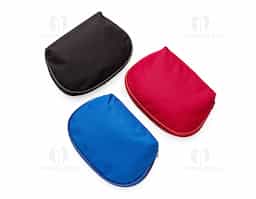 Nécessaire confeccionada em nylon resistente à água, ideal para proteger itens pessoais contra respingos e umidade do dia a dia. Com design compacto e funcional, possui compartimento interno com revestimento emborrachado, que facilita a limpeza e oferece maior proteção aos objetos armazenados. Conta com fechamento em zíper, garantindo segurança e praticidade no uso. Versátil, é perfeita para organizar cosméticos, acessórios ou itens de higiene, sendo uma excelente opção de brinde corporativo útil e de grande aceitação.