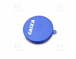 Copo retrátil com capacidade para 150 ml, livre de BPA. Inclui uma tampa plástica de encaixe que possui um acesso para chaveiro, proporcionando praticidade e facilidade de transporte.