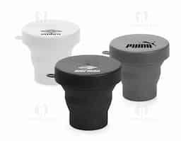 Copo retrátil com capacidade para 150 ml, livre de BPA. Inclui uma tampa plástica de encaixe que possui um acesso para chaveiro, proporcionando praticidade e facilidade de transporte.