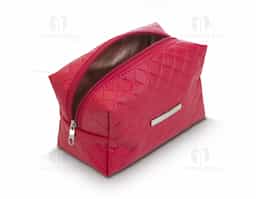 A necessaire puff matelassê é confeccionada em couro sintético, destacando-se pela elegância do seu design. Inclui uma plaqueta prateada central para personalização, ideal para quem busca sofisticação e praticidade no armazenamento de itens pessoais.