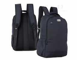 Mochila poliéster com compartimento para notebook. Possui um compartimento superior com bolso interno para notebook, segundo compartimento superior com divisórias internas para documentos e bolso de tela além de um saída interna para fones de ouvido e dois bolsos nas laterais. Alça de mão, alças ajustáveis para as costas revestidas com espuma e parte traseira também revestida com espuma para um maior conforto.
