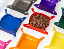 Bebedouro e comedouro para pets. Material plástico, basta juntar os botões das laterais para formar uma espécie de tigela.