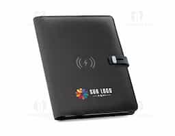 Pasta A5 em 300D poliéster reciclado (100% rPET) com carregador wireless embutido. A bateria tem capacidade para 5.000 mAh, potência de 10W, entrada/saída 5V/2.1A e cabo USB tipo C para carregar a bateria. A pasta contém no seu interior um bolso para smartphone até 6.5'', três espaços para cartões, quatro luzes LED, botão on/off, suportes para esferográfica (não inclusa), celular e cabo USB, um bloco de notas com capa em cartão preto e 64 folhas pautadas de cor marfim, em papel proveniente de gestão florestal sustentável. Na frente existe ainda uma impressão oval em preto para indicar a área de carga do wireless. Fornecido em caixa presente. 165 x 225 x 25 mm