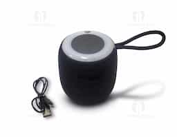 Caixa de de som multimídia TWS com luzes RGB. Qualidade sonora e conectividade total: compatível com bluetooth, rádio FM, cartão TF (MicroSD) e pen drive. Iluminação dinâmica, são 7 modos de iluminação RGB com movimentos diferentes. Sua tecnologia TWS permite sincronizar duas caixas de som em uma, criando uma experiência imersiva com qualidade sonora e potência excepcionais. A caixa de som executa nos modos rádio FM, cartão TF (MicroSD) e pen drive. Acompanha cordão de nylon e cabo USB-V8.