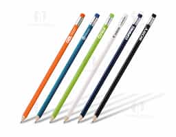 Lápis HB apontado, fabricado com excelente acabamento e acompanhado de borracha integrada, ideal para escrita e desenho no dia a dia. Produto certificado conforme a Portaria Inmetro nº 423, de 8 de outubro de 2021, garantindo qualidade e segurança. Entregue já apontado, é uma opção prática e funcional de brinde corporativo.