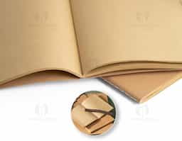 Caderno A5 de capa flexível em cartão (250 g/m²) e cantos redondos. Com 40 folhas lisas, costuradas, em papel reciclado proveniente de gestão florestal sustentável. 140 x 210 mm