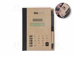 Bloco de anotações ecológico com capa calculadora solar de 8 dígitos acoplada. Possui quatro blocos autoadesivos com aproximadamente 25 folhas cada, bloco verde com aproximadamente 25 folhas, bloco branco de rascunho com aproximadamente 30 folhas sem pauta e suporte elástico com caneta ecológica de papelão com clip e ponteira plástica preto.