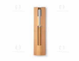 Roller em aço inox 90% reciclado e bambu com tampa. Escrita em azul. Fornecido em bolsa oferta em papel de bambu. A cor e o resultado da impressão nos materiais naturais pode variar entre produtos. ø11 x 137 mm | Bolsa: 40 x 155 mm