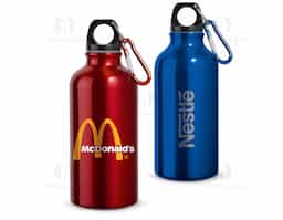 Squeeze esportiva em alumínio com acabamento metálico brilhante, com mosquetão para facilitar o transporte. Capacidade até 400 mL. 