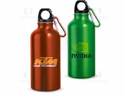 Squeeze esportiva em alumínio com acabamento metálico brilhante, com mosquetão para facilitar o transporte. Capacidade até 400 mL. 