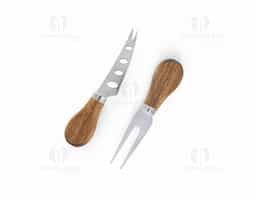 Tábua de queijos em madeira de acácia, proveniente de gestão florestal sustentável, com pega. Incluso 2 utensílios em madeira de acácia e aço inox: uma faca e um garfo, tendo uma ranhura com magnetismo para prender os talheres. Conjugue esta tábua com a Haven II - 54289 - para completar o conjunto. Fornecido em caixa presente em papel kraft reciclado. Certificação EU Food Grade. A cor e o resultado da impressão nos materiais naturais pode variar entre produtos. 363 x 181 x 15 mm