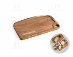 Tábua de queijos em madeira de acácia, proveniente de gestão florestal sustentável, com pega. Incluso 2 utensílios em madeira de acácia e aço inox: uma faca e um garfo, tendo uma ranhura com magnetismo para prender os talheres. Conjugue esta tábua com a Haven II - 54289 - para completar o conjunto. Fornecido em caixa presente em papel kraft reciclado. Certificação EU Food Grade. A cor e o resultado da impressão nos materiais naturais pode variar entre produtos. 363 x 181 x 15 mm