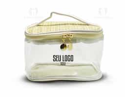 Delicadeza e charme natural definem esta nécessaire, confeccionada em PVC com elegantes detalhes em palha sintética. Seu design com visor transparente permite fácil visualização dos itens internos, mantendo tudo sempre ao alcance com praticidade. Leve e funcional, é ideal para organizar cosméticos e acessórios no dia a dia ou em viagens. Uma excelente opção de brinde corporativo, que une estilo, utilidade e destaque para a marca.