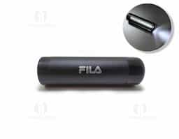 Power bank em metal com detalhes em plástico, compacto e com capacidade de 4.000 mAh. Possui uma entrada USB-C e uma saída USB, oferecendo versatilidade para recarregar dispositivos e a própria bateria. Conta com lanterna integrada de alto alcance para uso emergencial. Acompanha cabo USB-C, sendo uma solução prática para o dia a dia.








