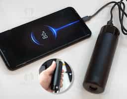 Power bank em metal com detalhes em plástico, compacto e com capacidade de 4.000 mAh. Possui uma entrada USB-C e uma saída USB, oferecendo versatilidade para recarregar dispositivos e a própria bateria. Conta com lanterna integrada de alto alcance para uso emergencial. Acompanha cabo USB-C, sendo uma solução prática para o dia a dia.








